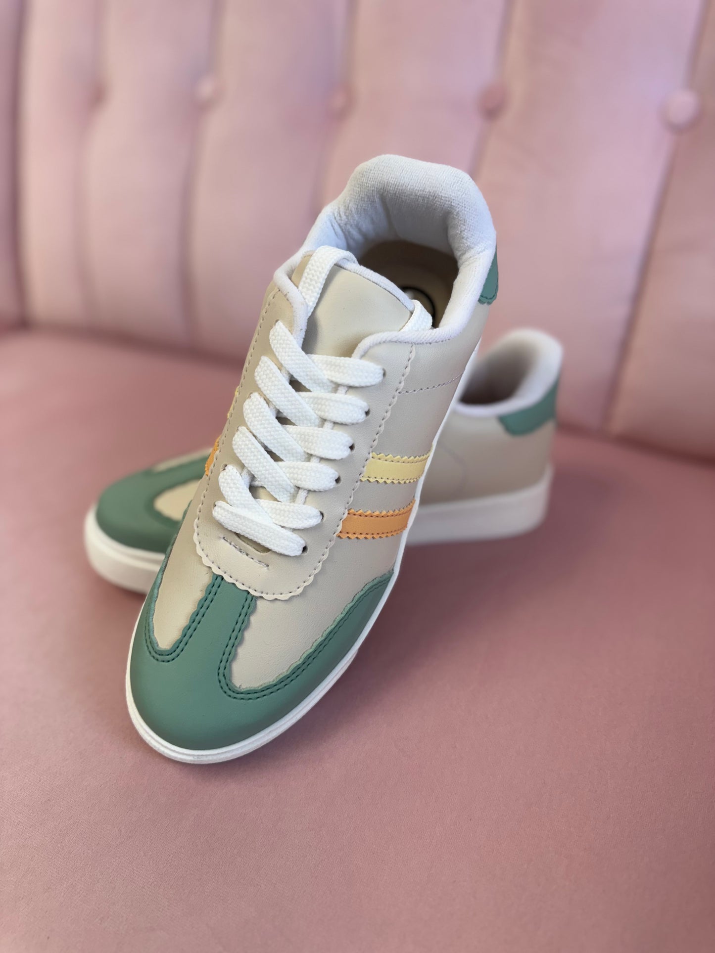 Ada Sneakers
