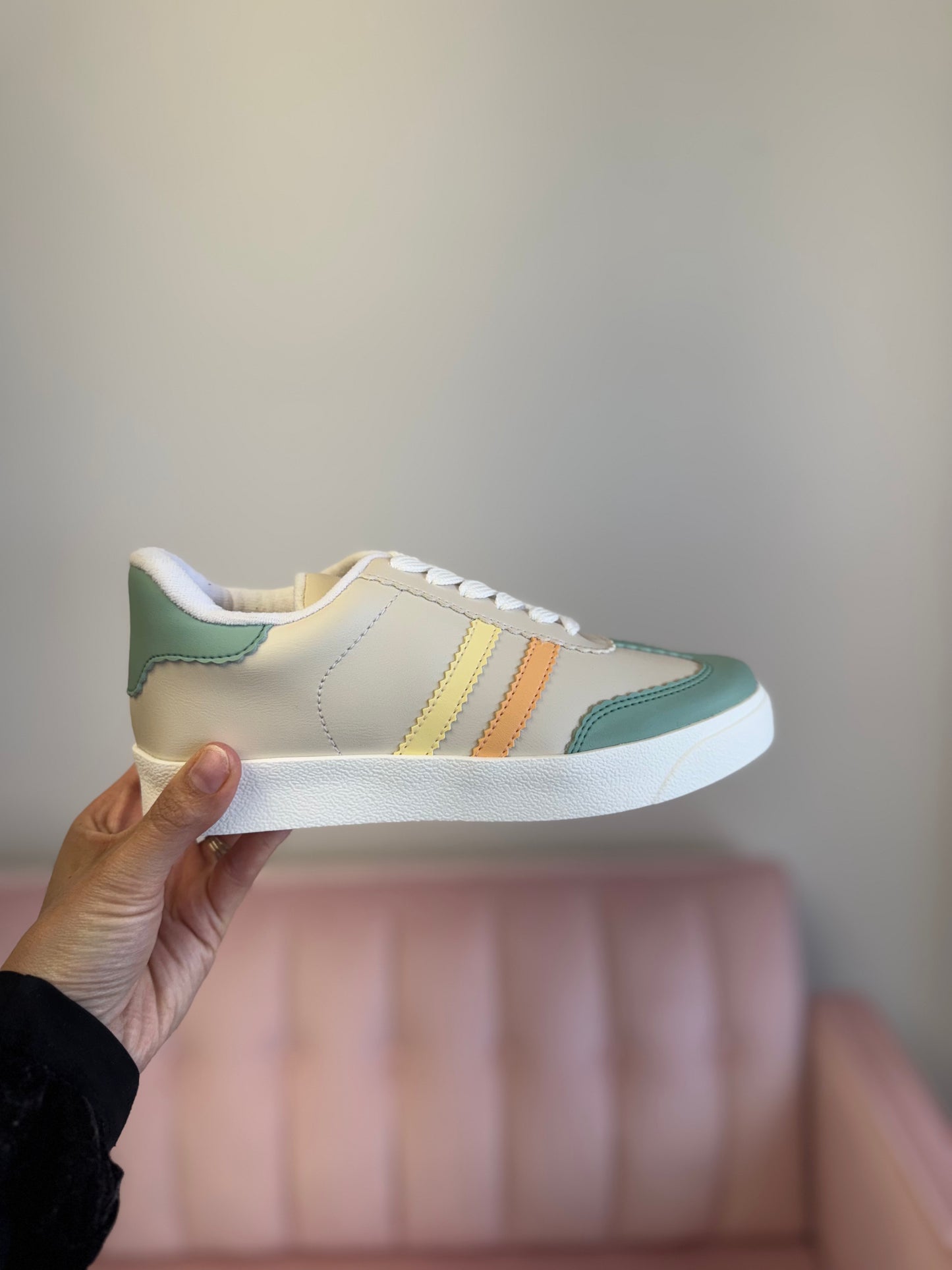 Ada Sneakers