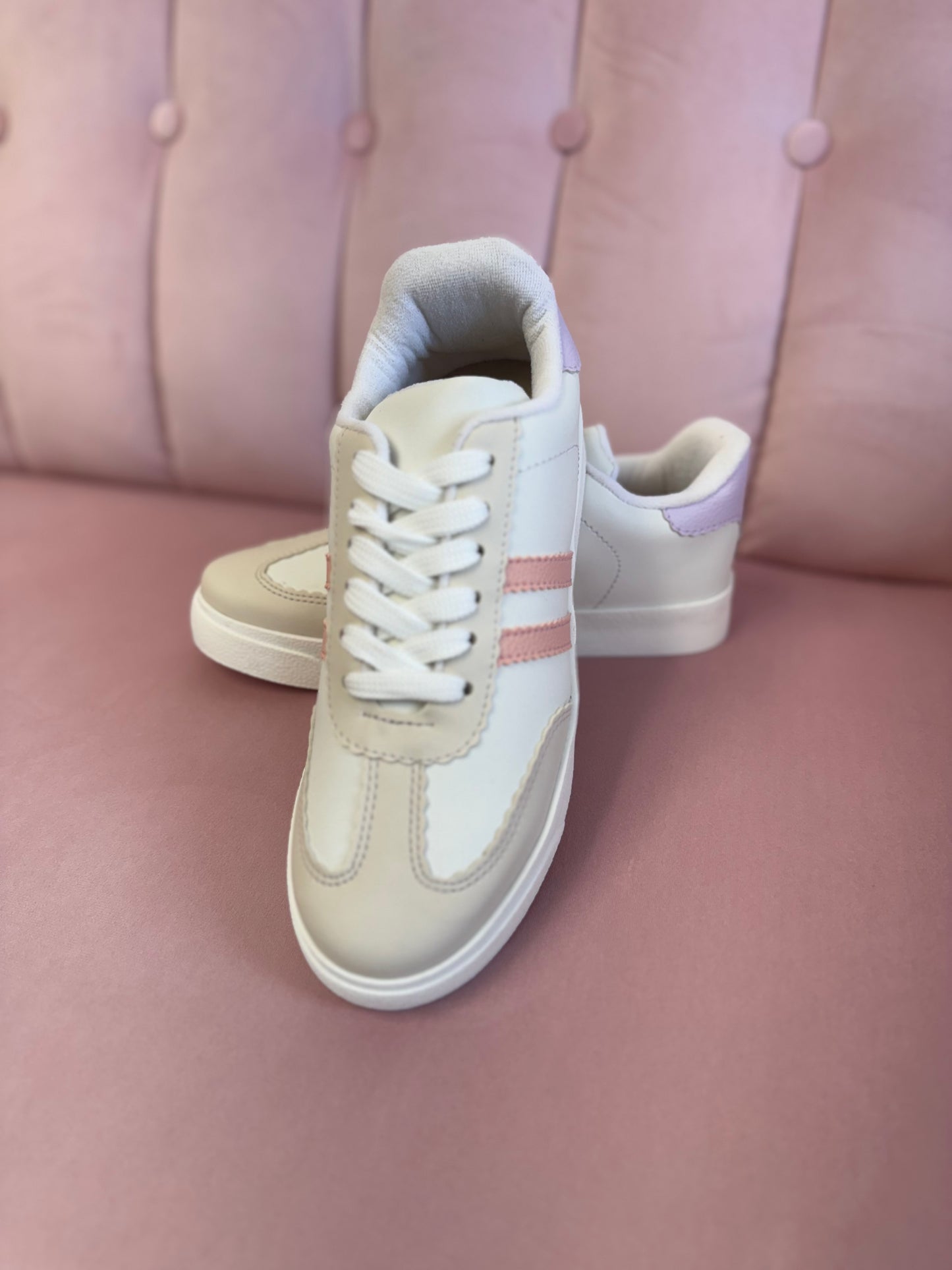Ada Sneakers